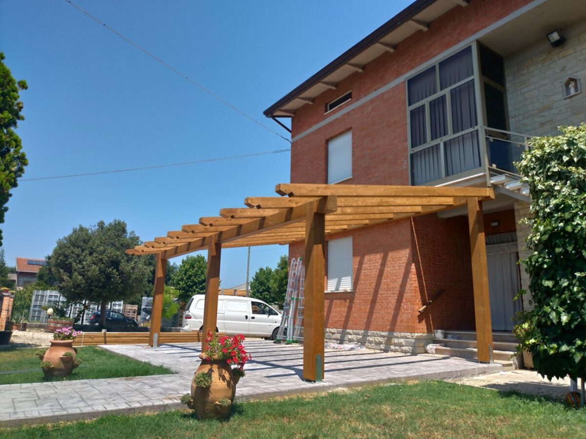 Pergola-addossata-portico-in-legno-1